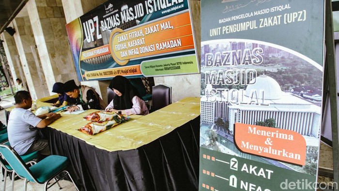 Idul Fitri Sebentar Lagi, Jangan Lupa Zakat Fitrah! Zakat fitrah merupakan salah satu rukun Islam yang wajib ditunaikan. Mumpung bulan Ramadan belum berakhir, jangan lupa menunaikan zakat fitrah, ya.