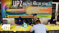Zakat fitrah hanya wajib dikeluarkan oleh orang yang memiliki nafkah hidup yang melebihi biaya dirinya dan orang yang menjadi tanggungannya.  