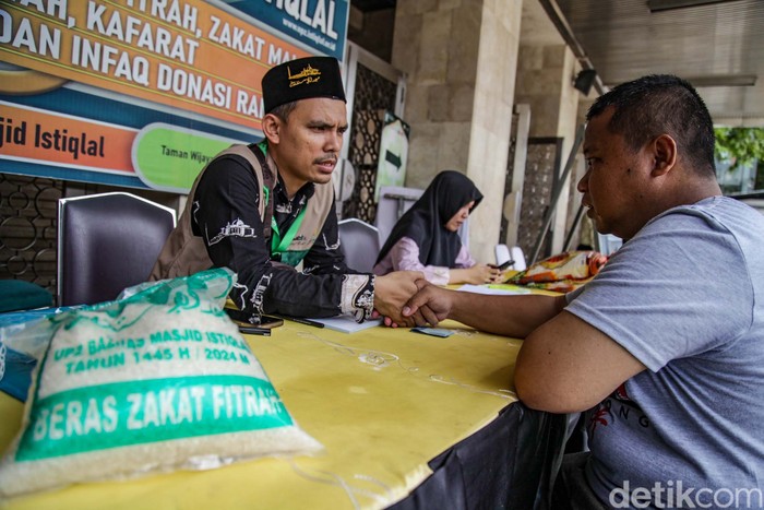 Zakat fitrah merupakan salah satu rukun Islam yang wajib ditunaikan. Mumpung bulan Ramadan belum berakhir, jangan lupa menunaikan zakat fitrah, ya.