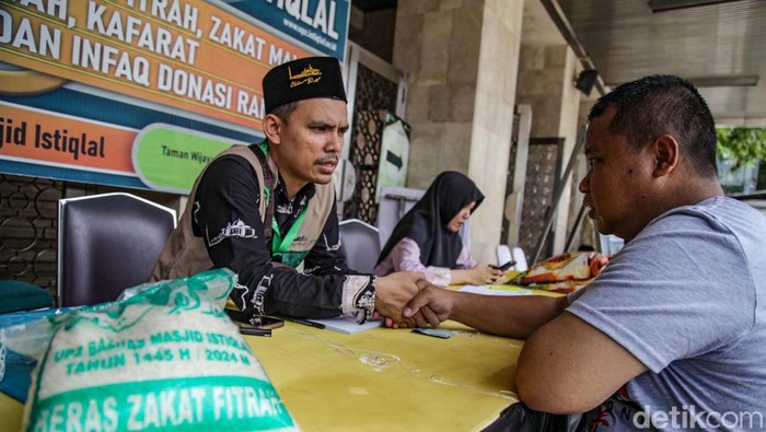Zakat fitrah merupakan salah satu rukun Islam yang wajib ditunaikan. Mumpung bulan Ramadan belum berakhir, jangan lupa menunaikan zakat fitrah, ya.