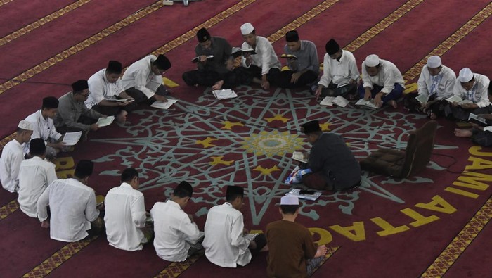 Sejumlah santri Madrasah Aliyah (MA) membaca Al-Quran saat beritikaf di Masjid Attaqwa, Ujung Harapan, Kabupaten Bekasi, Jawa Barat, Rabu (3/4/2024). Kegiatan iktikaf atau berdiam diri dalam masjid dengan mengisi kegiatan ibadah seperti tadarus Al-Quran, berzikir, dan shalat sunah tersebut digencarkan pada 10 hari terakhir Ramadhan. ANTARA FOTO/ Fakhri Hermansyah/Spt.