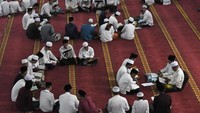 Sejumlah santri Madrasah Aliyah (MA) membaca Al-Quran saat beritikaf di Masjid Attaqwa, Ujung Harapan, Kabupaten Bekasi, Jawa Barat, Rabu (3/4/2024).