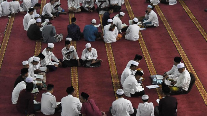 Iktikaf menjelang akhir Ramadhan Sejumlah santri Madrasah Aliyah (MA) membaca Al-Quran saat beritikaf di Masjid Attaqwa, Ujung Harapan, Kabupaten Bekasi, Jawa Barat, Rabu (3/4/2024). Kegiatan iktikaf atau berdiam diri dalam masjid dengan mengisi kegiatan ibadah seperti tadarus Al-Quran, berzikir, dan shalat sunah tersebut digencarkan pada 10 hari terakhir Ramadhan. ANTARA FOTO/ Fakhri Hermansyah/Spt.