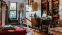 Dilansir dari Homedit, Rabu (3/4/2024), kata retro merujuk pada suatu gaya pada masa lalu. Adapun, desain interior retro, gaya tahun 1950-an sampai 1970-an memiliki peran yang besar. Foto: Charlotte May via Pexels