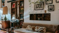 Terdapat beberapa karakteristik pada rumah gaya retro. Furnitur abad pertengahan adalah salah satu ciri gaya retro, khususnya karakteristik potongan melengkung atau bersudut yang menampilkan warna berani atau logam seperti krom (chrome). Foto: Charlotte May via Pexels