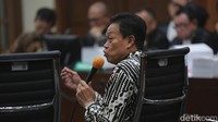 Tiga saksi itu adalah Sekretaris Jenderal (Sekjen) Kementerian Pertanian (Kementan) periode 2019-2021, Momon Rusmono, Kepala Biro Umum pada Kementan periode 2018-2020 Maman Suherman, dan mantan ajudan pribadi SYL Panji Harjanto.