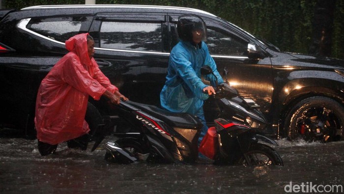 Jalan Kemang Raya Tergenang Sore Ini Sejumlah jalan di Jakarta Selatan tergenang imbas hujan deras, Rabu (3/4/2024). Salah satunya Jalan Kemang Raya.