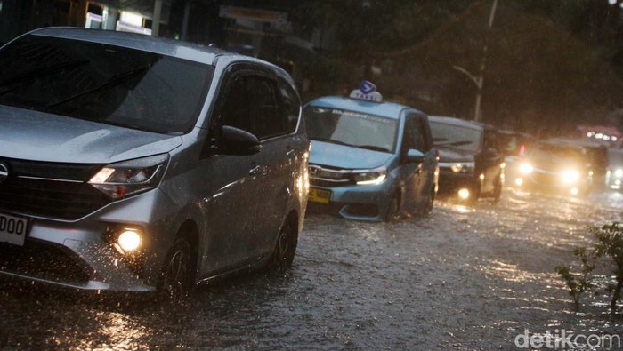 Jalan Kemang Raya Tergenang Sore Ini Sejumlah jalan di Jakarta Selatan tergenang imbas hujan deras, Rabu (3/4/2024). Salah satunya Jalan Kemang Raya.