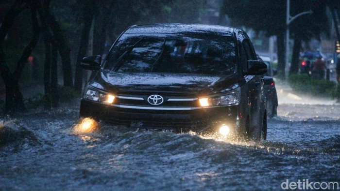 Sejumlah jalan di Jakarta Selatan tergenang imbas hujan deras, Rabu (3/4/2024). Salah satunya Jalan Kemang Raya.