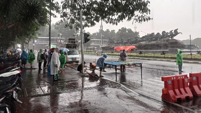 Ruas Jalan Medan Merdeka Barat Disterilkan Antisipasi Aksi Unjuk Rasa di Patung Kuda