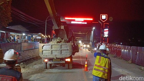 Jalan Piet A Talo di Kecamatan Oebobo, Kota Kupang, Nusa Tenggara Timur (NTT), ditutup sementara terkait pengerjaan proyek duplikasi Jembatan Liliba, Selasa (2/4/2024) malam. (Foto: Simon Selly/detikBali)
