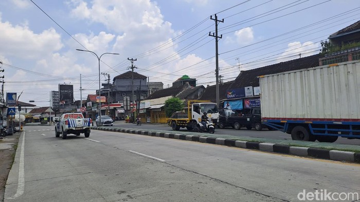 Jalan utama Sragen di kawasan Masaran, Rabu (3/4/2024).