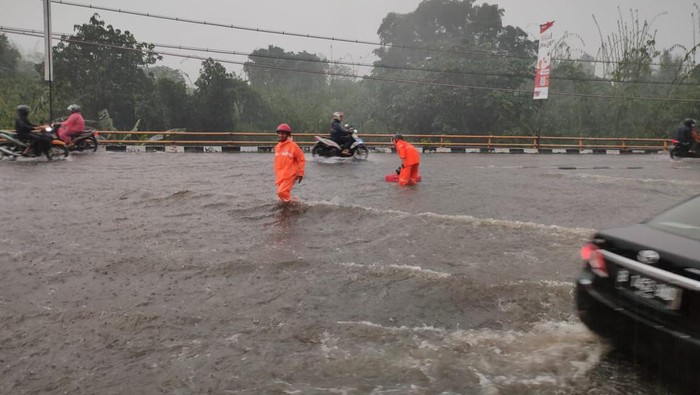 Jembatan Jalan Alternatif Sentul Bogor Sempat Banjir Imbas Drainase Tersumbat