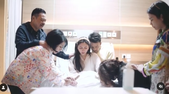 Terlihat begitu disayang oleh keluarganya dan suami, orangtua serta para anggota keluarga lain yang hadir tampak berdoa bersama menjelang persalinan Jessica Mila. Setelahnya Jessica juga dicium oleh orangtuanya dan orangtua sang suami sebagai bentuk dukungan dan kasih sayang untuk anak serta menantu tercinta. Foto: dok. Instagram/@jscmila