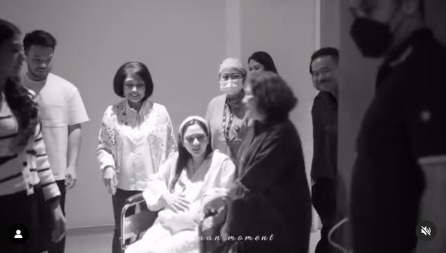 Ketika akan berpindah menuju ruangan untuk persiapan operasi, anggota keluarga juga tetap setia mengantar dan menemani Jessica. Jessica sendiri tampak sudah duduk di kursi roda. Foto: dok. Instagram/@jscmila