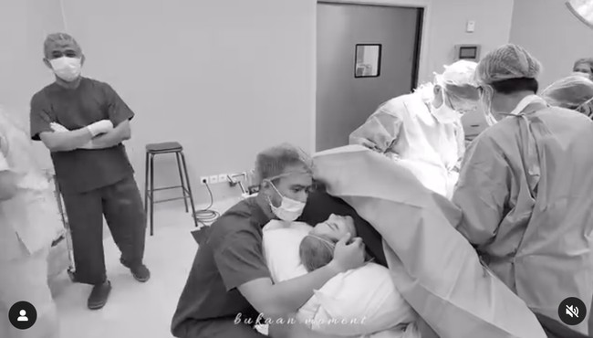 Di ruangan operasi, sang suami, Yakup Hasibuan turut masuk menemani Jessica sekaligus menyaksikan putri pertama mereka lahir. Terlihat Yakup berusaha menguatkan dan menyemangati sang istri yang sedang menjalani operasi caesar. Foto: dok. Instagram/@jscmila