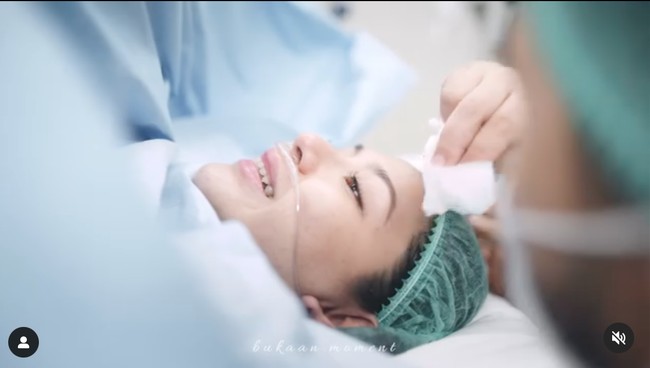 Berhasil melahirkan putri pertamanya ke dunia, Jessica pun langsung meneteskan air mata. Ia tampak terharu sekaligus bahagia. Foto: dok. Instagram/@jscmila