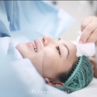 Berhasil melahirkan putri pertamanya ke dunia, Jessica pun langsung meneteskan air mata. Ia tampak terharu sekaligus bahagia. Foto: dok. Instagram/@jscmila