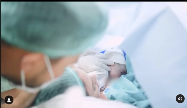 Seperti persalinan pada umumnya, setelah sang bayi lahir, bayi tersebut langsung menyusu kepada ibunya untuk yang pertama kali. Foto: dok. Instagram/@jscmila