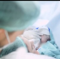 Seperti persalinan pada umumnya, setelah sang bayi lahir, bayi tersebut langsung menyusu kepada ibunya untuk yang pertama kali. Foto: dok. Instagram/@jscmila