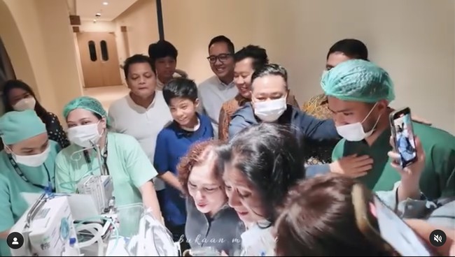 Para anggota keluarga yang sudah menunggu pun tampak begitu antusias dan langsung rebutan melihat baby Kyarra. Ekspresi bahagia jelas terpancar di wajah orangtua Jessica Mila dan Yakup, serta para anggota keluarga yang turut hadir. Foto: dok. Instagram/@jscmila