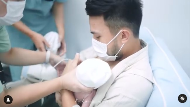 Jadi ayah baru, Yakup juga tampak menggendong dan skin to skin dengan baby Kyarra sesaat setelah putrinya lahir. Foto: dok. Instagram/@jscmila