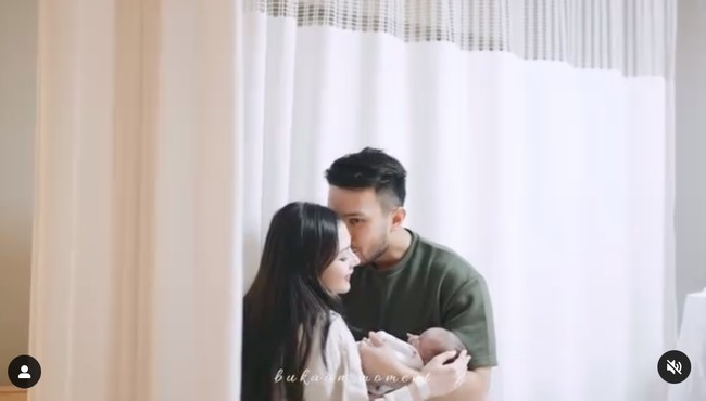 Potret perdana Yakup dan Jessica Mila bersama baby Kyarra. Kini keduanya sudah resmi menjadi orangtua baru bagi putri kecilnya. Foto: dok. Instagram/@jscmila