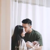 Potret perdana Yakup dan Jessica Mila bersama baby Kyarra. Kini keduanya sudah resmi menjadi orangtua baru bagi putri kecilnya. Foto: dok. Instagram/@jscmila