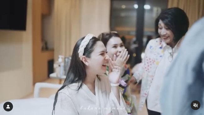 Melalui akun Instagram pribadinya Jessica Mila akhirnya perdana membagikan momen detik-detik kelahiran putrinya yang diberi nama Kyarra. Terlihat menjelang proses persalinan Jessica tampak bahagia dihibur oleh para anggota keluarga yang hadir. Foto: dok. Instagram/@jscmila