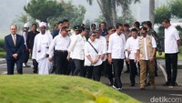 Turut mendampingi Presiden, Menteri Koordinator Bidang Pembangunan Manusia dan Kemanusiaan, Menteri Luar Negeri Retno Marsudi, Menteri Kesehatan Budi Gunadi Sadikin, Menteri Keuangan Sri Mulyani, Kapolri Listyo Sigit Prabowo, Panglima TNI Agus Subiyanto, dan para delegas negara sahabat. 
