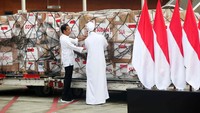 Presiden Joko Widodo melepas bantuan kemanusiaan pemerintah untuk Palestina dan Sudan di pangkalan TNI AU Lanud Halim Perdanakusuma, Jakarta Timur, Rabu (3/4/2024).