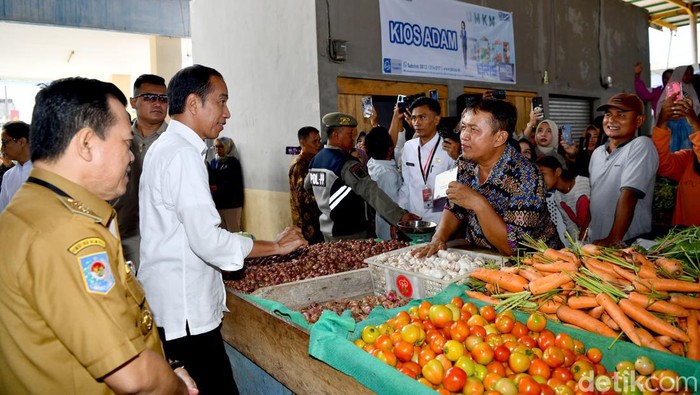 Jokowi saat berkunjung ke pasar rakyat Jambi.