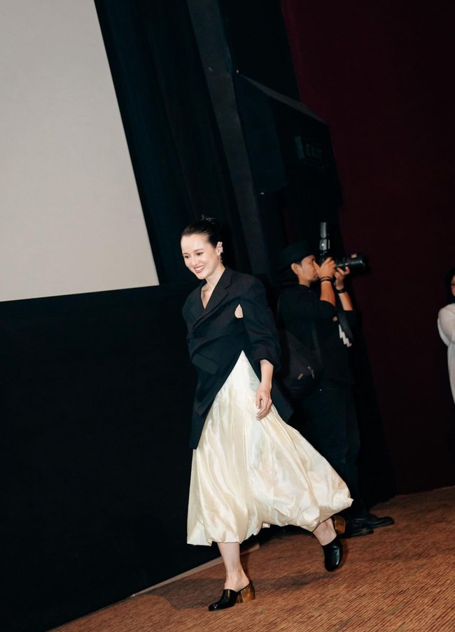 Saat menghadiri Premiere salah satu film yang dibintanginya Julie terlihat sudah kembali langsing. Mengenakan atasan hitam yang dipadukan dengan bawahan berwarna gold, Julie tampil cantik dengan rambut yang terlihat simpel dicepol ke atas. Foto: dok. Instagram/@julstelle