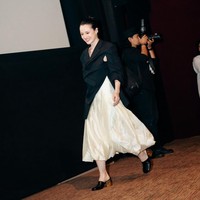 Saat menghadiri Premiere salah satu film yang dibintanginya Julie terlihat sudah kembali langsing. Mengenakan atasan hitam yang dipadukan dengan bawahan berwarna gold, Julie tampil cantik dengan rambut yang terlihat simpel dicepol ke atas. Foto: dok. Instagram/@julstelle