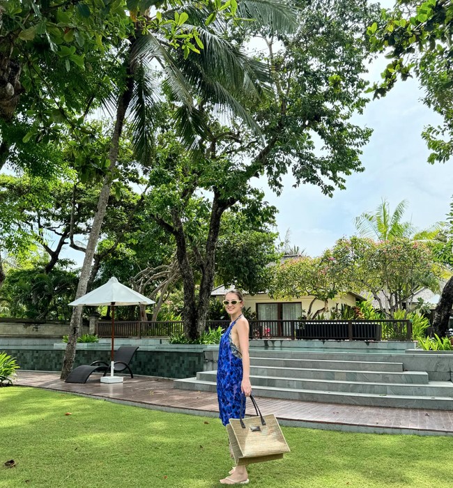 Beberapa waktu lalu Julie juga sempat menghabiskan waktu berlibur ke Bali. Meski tampil natural tanpa makeup, namun artis blasteran Prancis itu tetap terlihat menawan. Foto: dok. Instagram/@julstelle