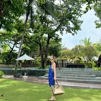 Beberapa waktu lalu Julie juga sempat menghabiskan waktu berlibur ke Bali. Meski tampil natural tanpa makeup, namun artis blasteran Prancis itu tetap terlihat menawan. Foto: dok. Instagram/@julstelle