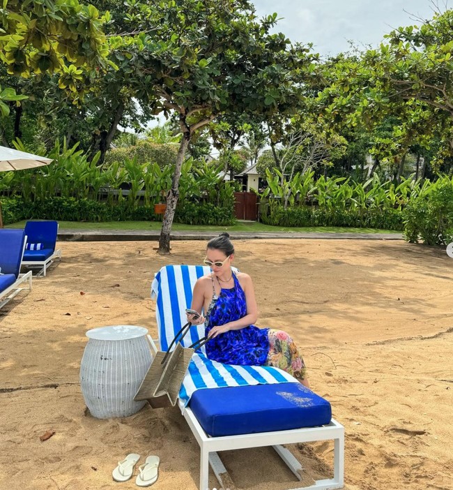 Gaya Julie setelah memiliki anak juga masih tak kalah dengan para ABG. Mengenakan kaca mata hitam, gayanya jadi terlihat kian stylish. Foto: dok. Instagram/@julstelle