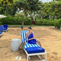 Gaya Julie setelah memiliki anak juga masih tak kalah dengan para ABG. Mengenakan kaca mata hitam, gayanya jadi terlihat kian stylish. Foto: dok. Instagram/@julstelle