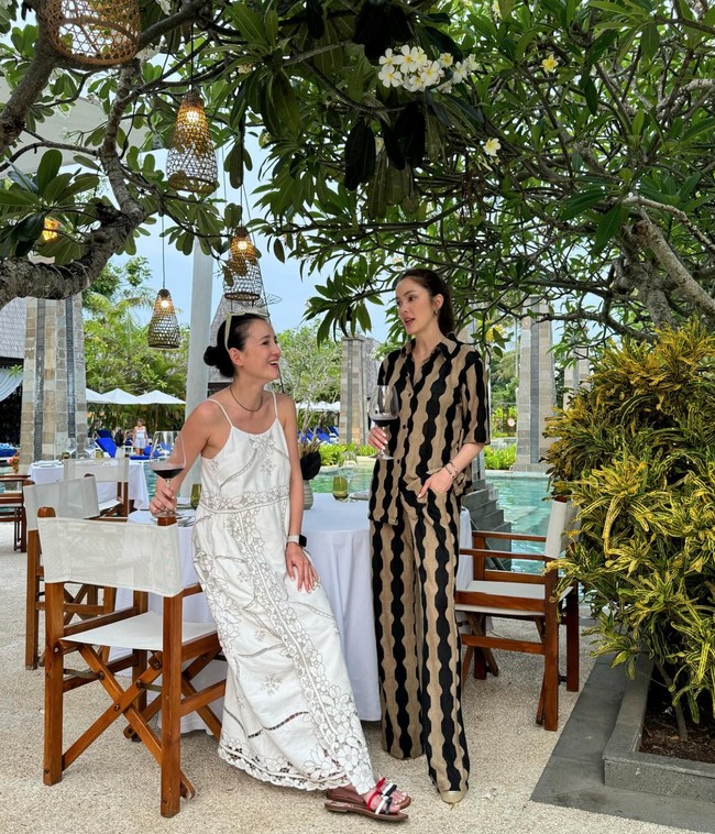Tak sendirian, kepergian Julie ke Bali rupanya juga bersama sang kakak, Cathy Sharon. Meski sama-sama sudah memiliki anak namun pesona keduanya masih begitu memukau. Foto: dok. Instagram/@julstelle