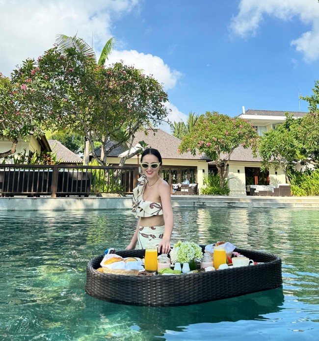 Lahir pada 4 Januari 1989, saat ini Julie sudah berusia 35 tahun.  Melalui akun Instagram pribadinya ia kerap membagikan foto-fotonya dan selalu dibanjiri pujian dari netizen. Foto: dok. Instagram/@julstelle