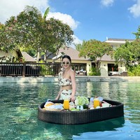 Lahir pada 4 Januari 1989, saat ini Julie sudah berusia 35 tahun.  Melalui akun Instagram pribadinya ia kerap membagikan foto-fotonya dan selalu dibanjiri pujian dari netizen. Foto: dok. Instagram/@julstelle