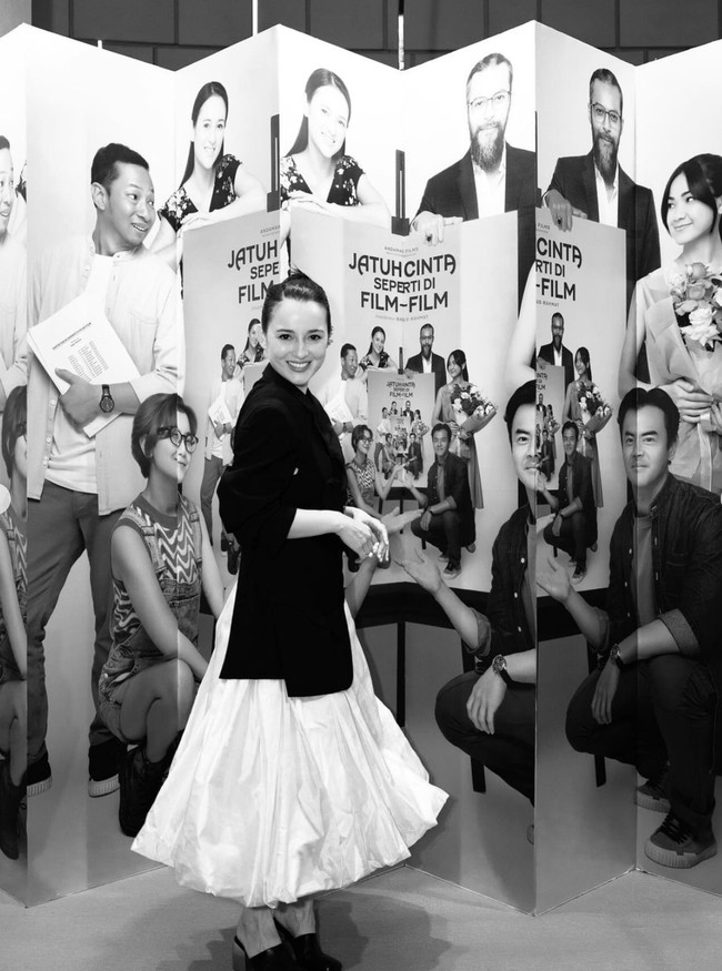 Julie Estelle diketahui telah melahirkan anak pertamanya yang diberi nama Brielle Leia Tjiptobiantoro pada 20 Juli 2023. Setelah melahirkan penampilan Julie yang makin cantik dan langsing pun curi atensi. Foto: dok. Instagram/@julstelle