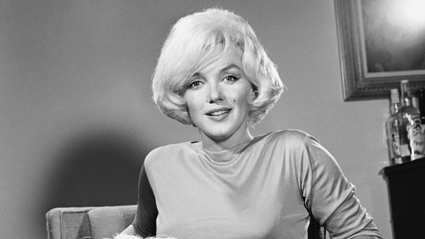 Marilyn Monroe memakai Pucci Dress rancangan Emilio Pucci.
