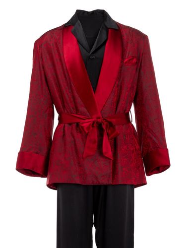 Julien's Auction Jaket dan piyama mendiang bos Playboy Hugh Hefner.