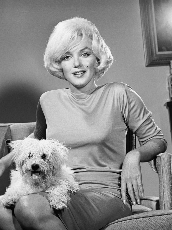 Marilyn Monroe memakai Pucci Dress rancangan Emilio Pucci.