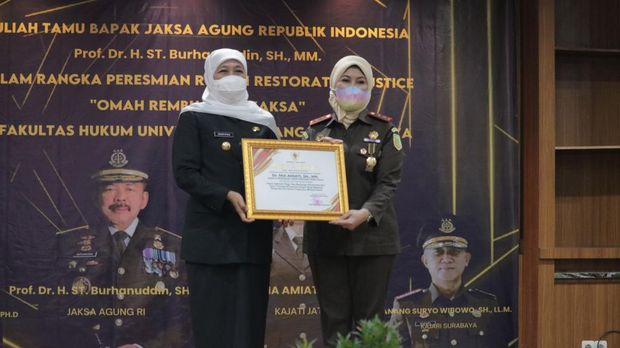 Kajati Jatim Mia Amiati