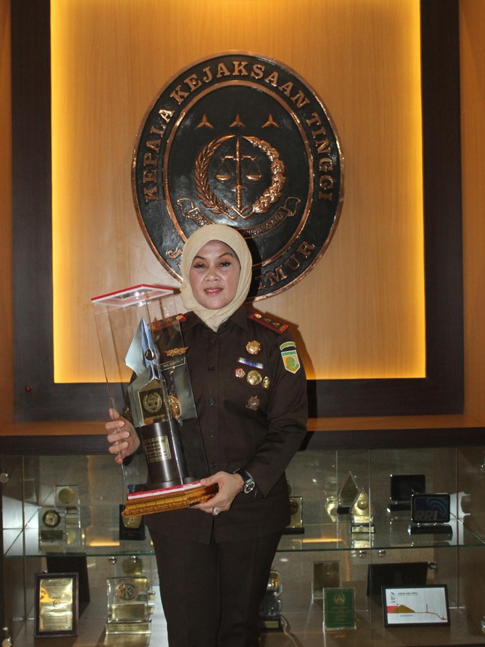 Kajati Jatim Mia Amiati