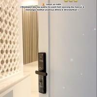 Tak kalah mewah, kamar Angel juga didominasi oleh warna putih dan coklat susu. Dalam keterangan unggahannya Angel mengaku jika dulu dirinya kerap dihina karena kamarnya yang hanya 1 petak. Namun kini dirinya bisa membalas hinaan tersebut dengan kesuksesannya hingga bisa memiliki rumah dan kamar yang mewah. Foto: dok. TikTok/@angeltacik_official