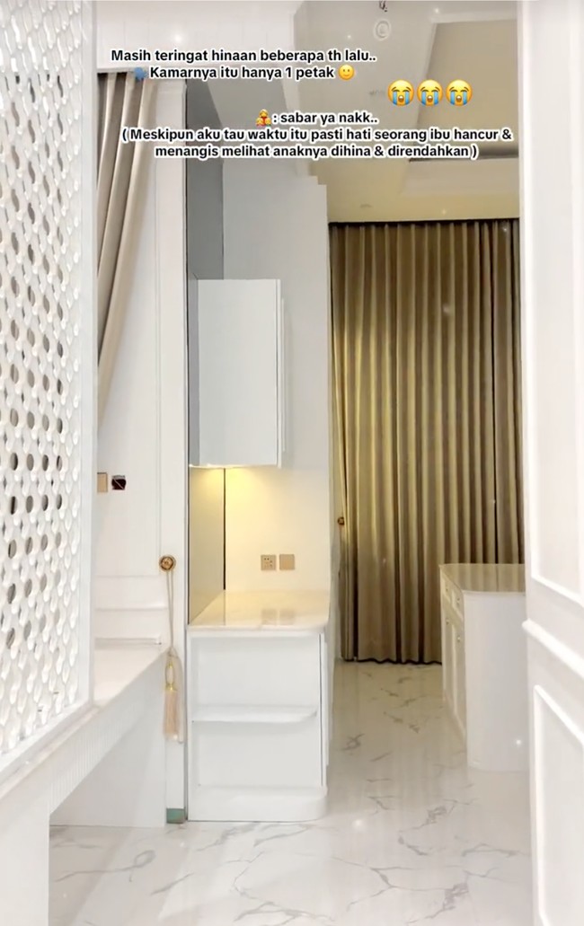 Di dalam kamarnya itu terdapat walk in closet untuk menyimpan baju dan barang-barang milik Angel. Didominasi warna putih dan krem, ruangan tersebut terlihat elegan dan mewah. Foto: dok. TikTok/@angeltacik_official