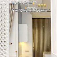 Di dalam kamarnya itu terdapat walk in closet untuk menyimpan baju dan barang-barang milik Angel. Didominasi warna putih dan krem, ruangan tersebut terlihat elegan dan mewah. Foto: dok. TikTok/@angeltacik_official